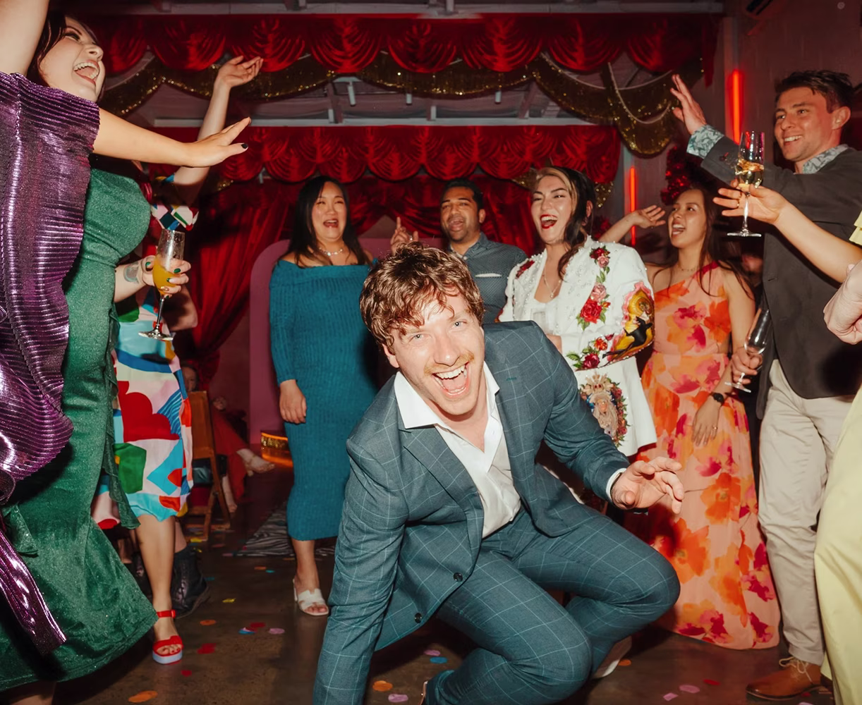 Imagen de los invitados disfrutando de una boda